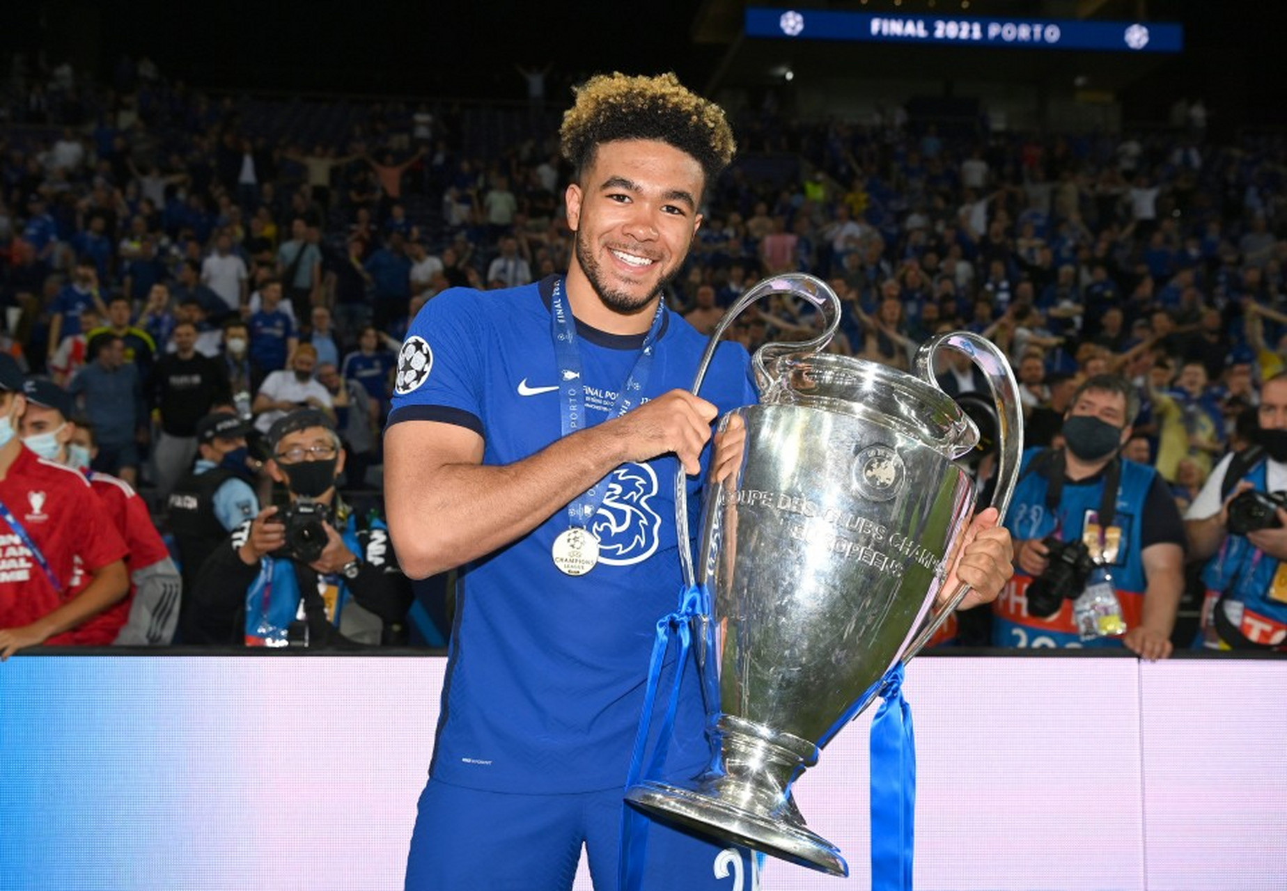 切尔西顶住压力展现球队实力