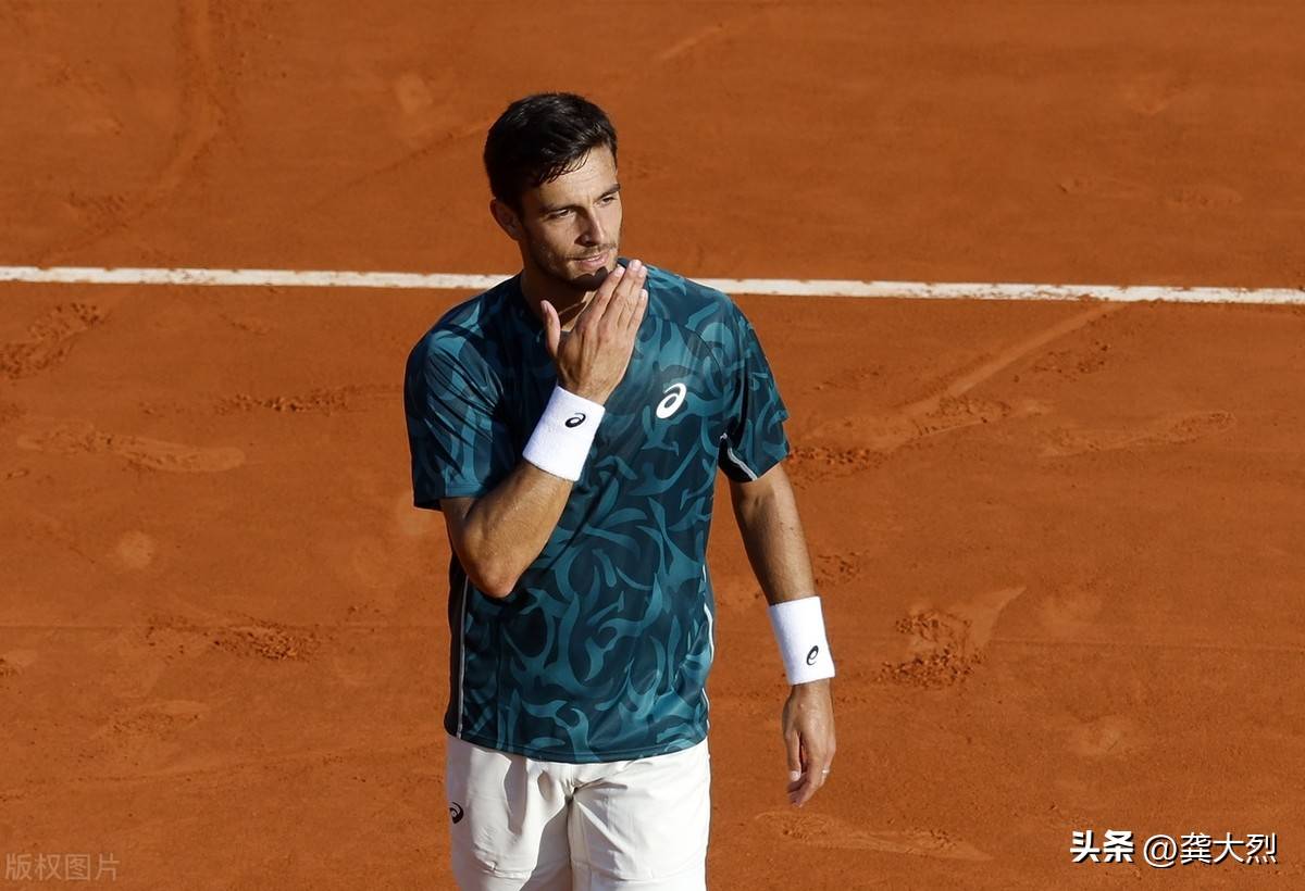 蒙特卡洛大师赛完胜法网，西西帕斯扛起全队