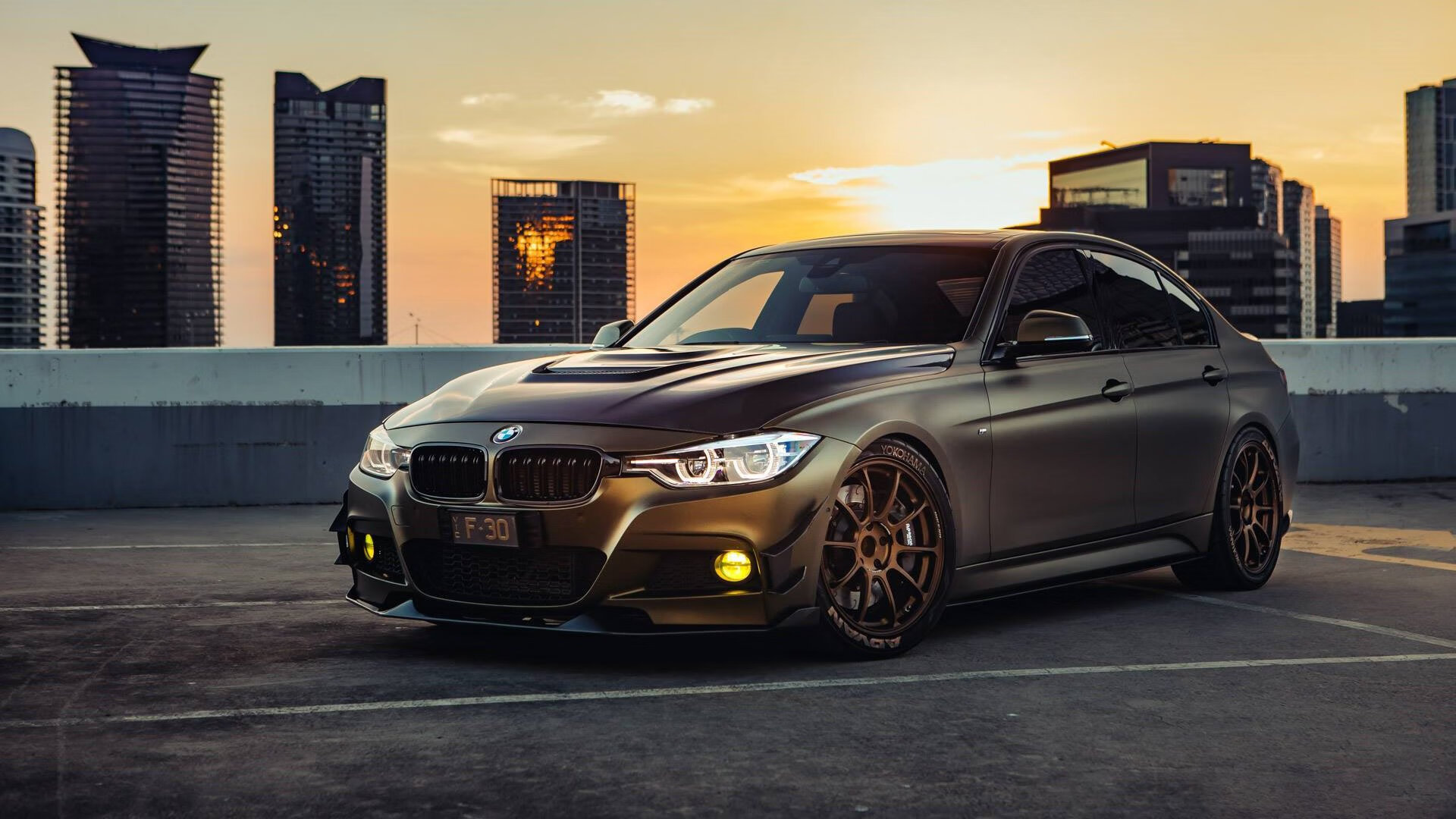 玻利维亚巅峰对决,AC米兰门神库尔图瓦在F1街道赛接管赛道